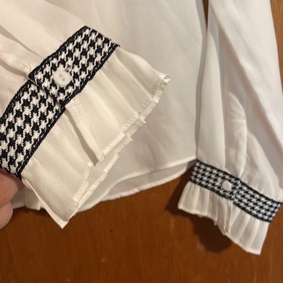 •FASHION NOVA•NWOB WHITE SHEER PLEATED HOUNDSTOOTH BUTTON DOWN BLOUSE SIZE MED. - Picture 9 of 9
